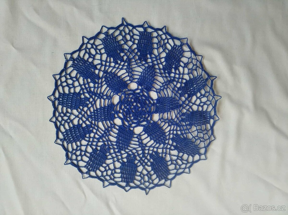 Ručně háčkované bavlněné naškrobené dečky 35 - 38 cm - 2