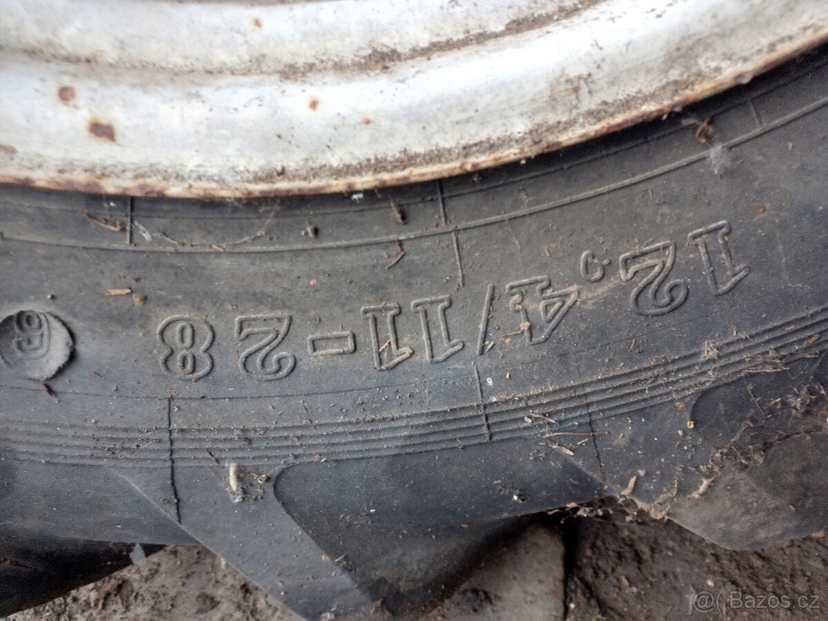 Kola na Zetor 12,4/11-28 - 2