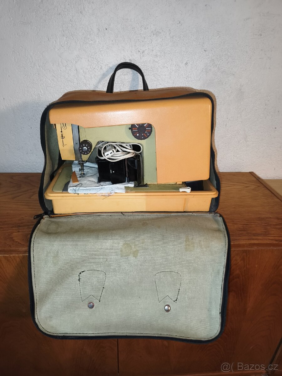 Starý šicí stroj - 2