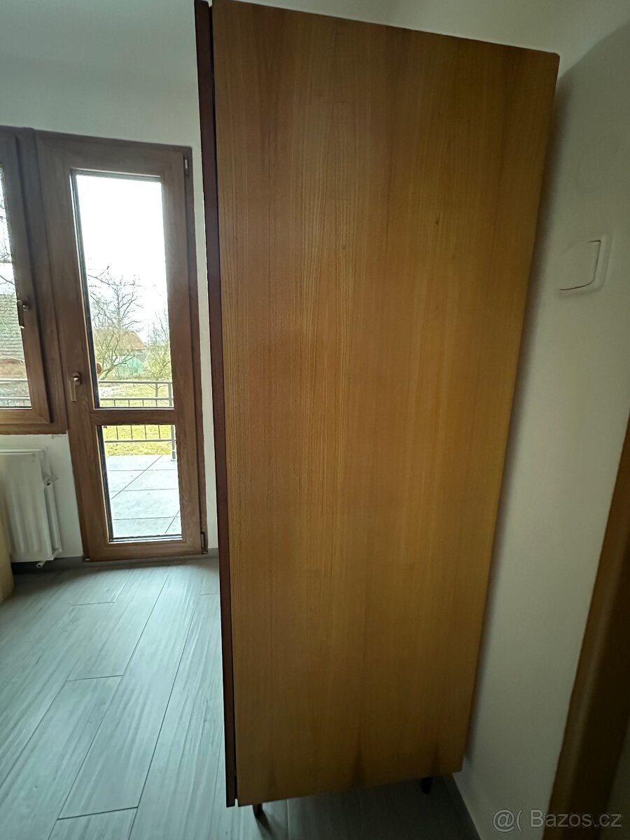 Lakovaná skříň - 2