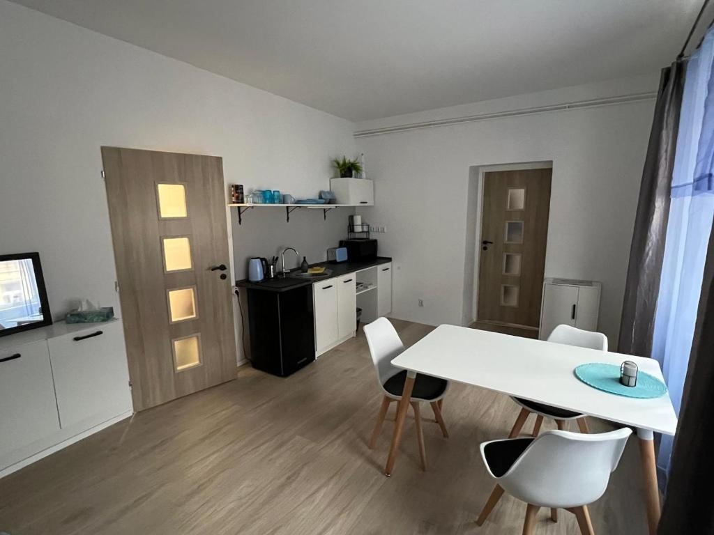 Pronajmu byt 2+kk v centru České Lípy - 2