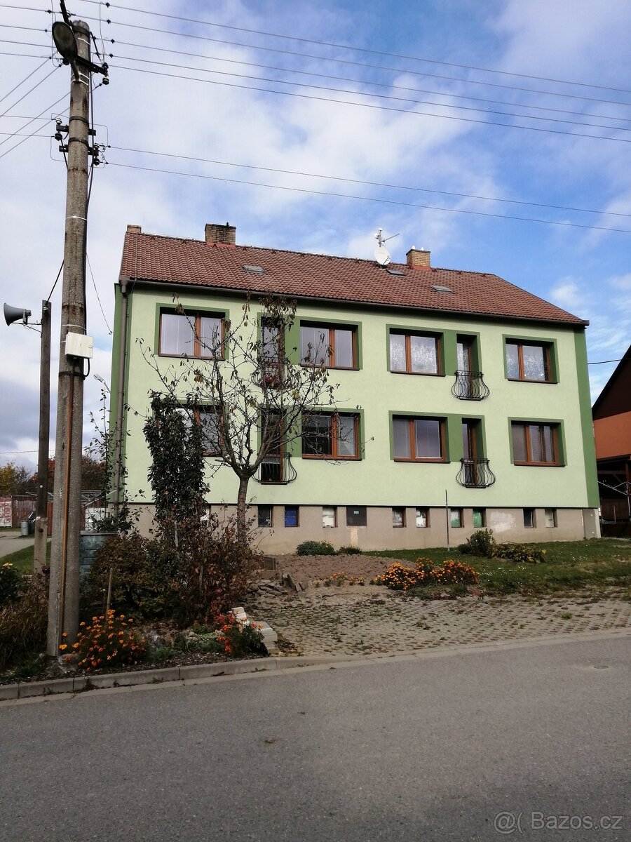 Prodej bytu 3+1 69 m² se zahrádkou a garáží v obci Okrouhlá - 2