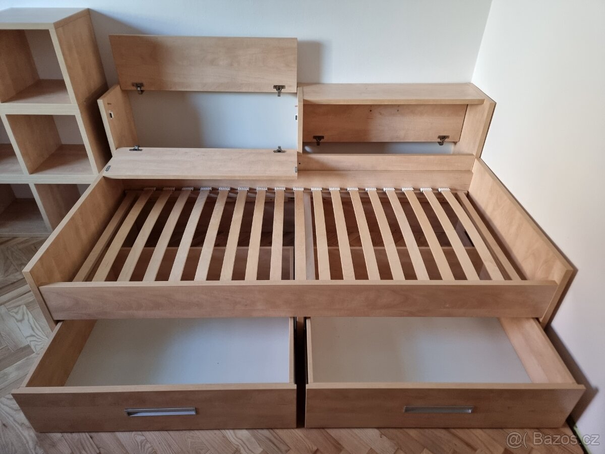 Sestava postel, skříňka a poličky. - 2