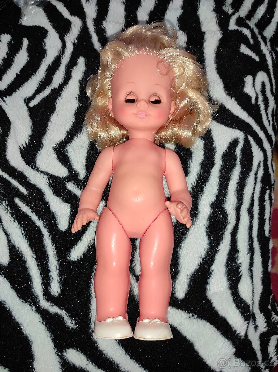 Stará retro mrkací panenka
- 2