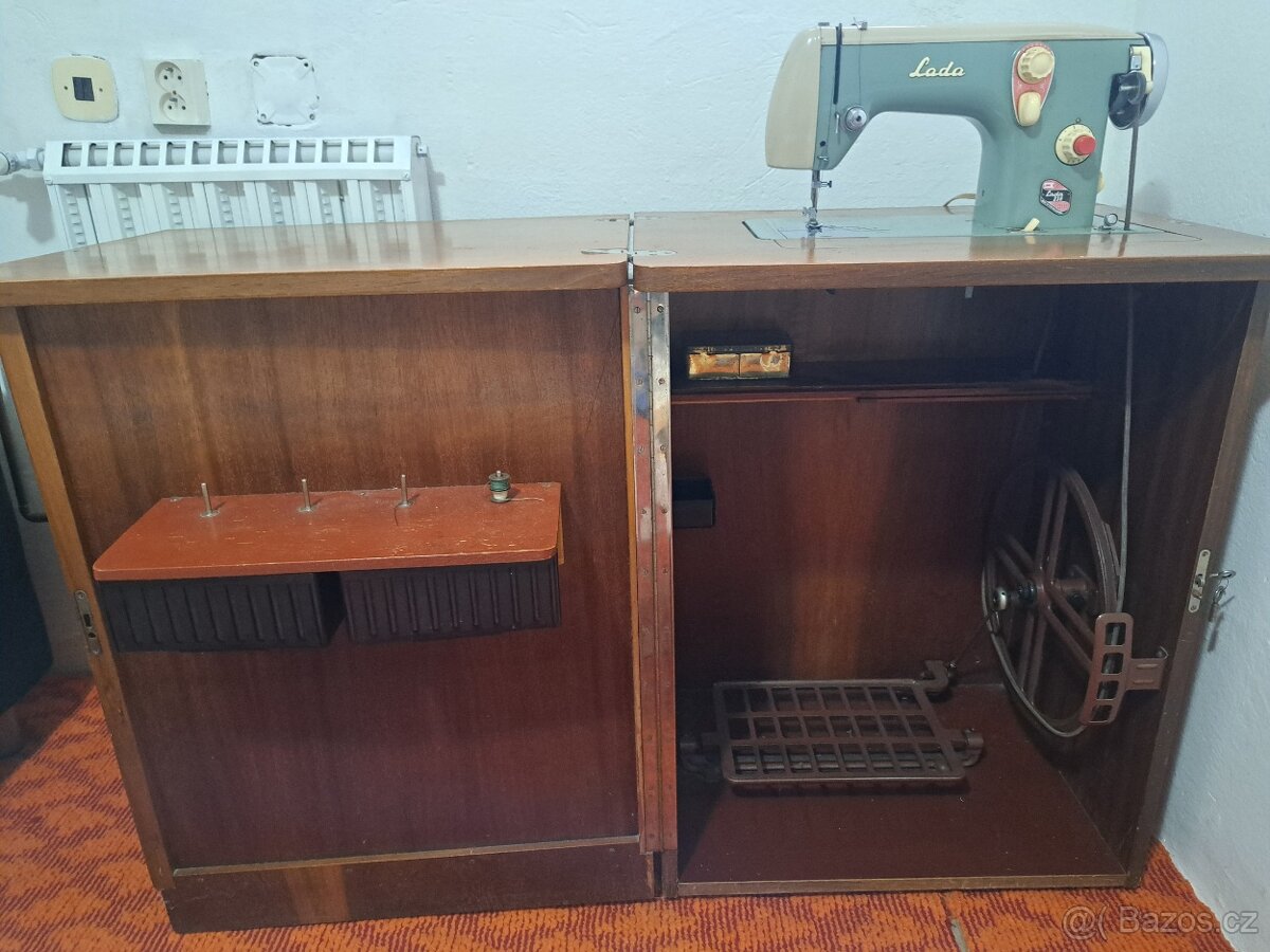 Šicí stroj skříňkový Lada - 2
