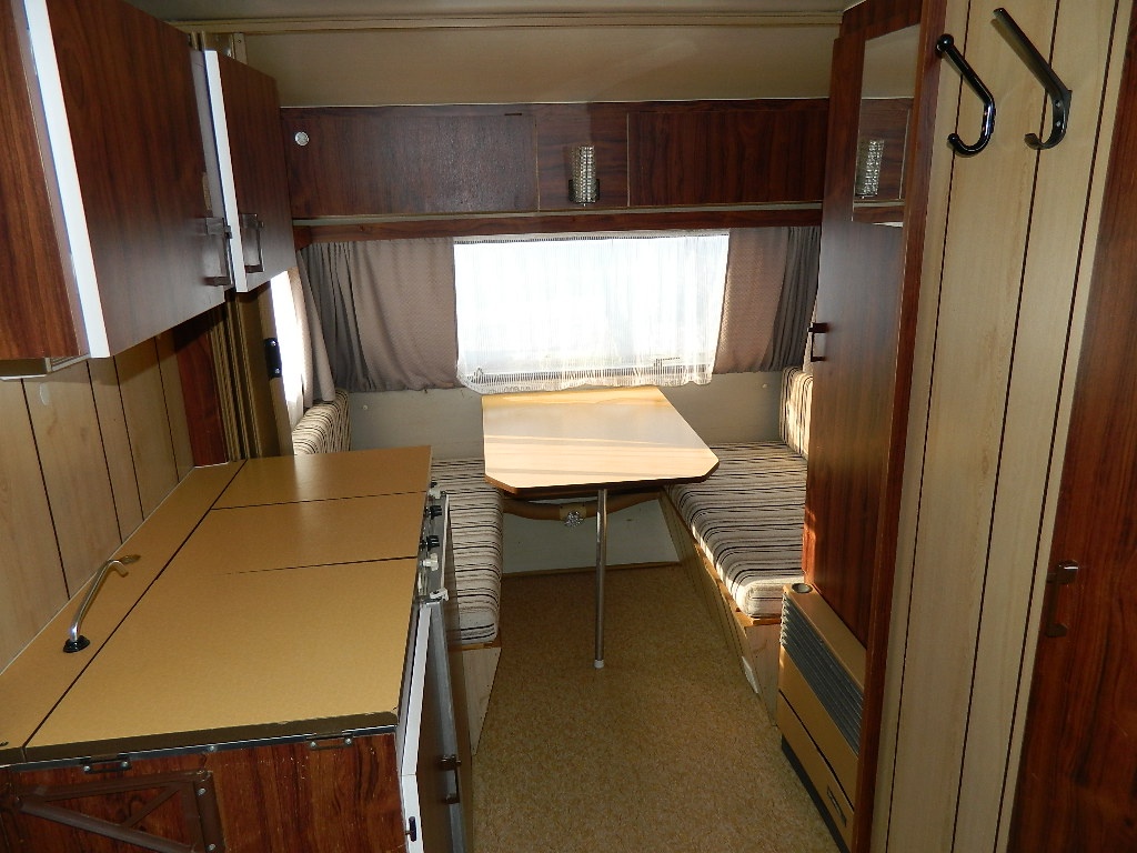 Karavan Wilk pro 4 osoby - 2