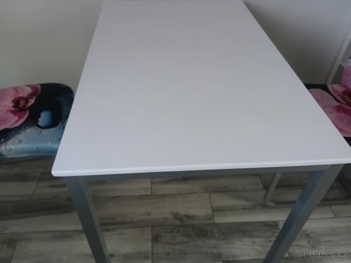 PĚKNÝ STŮL BÍLÝ - 2