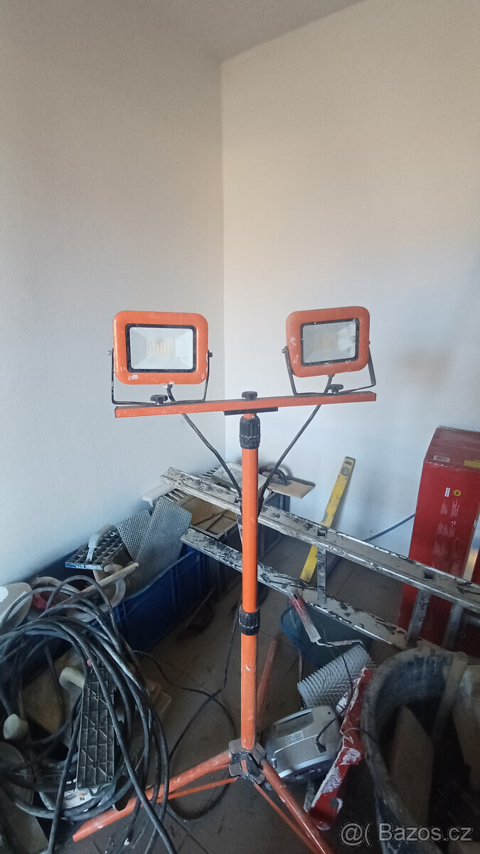 STAVEBNÍ REFLEKTOR SE STATIVEM- LED - 2