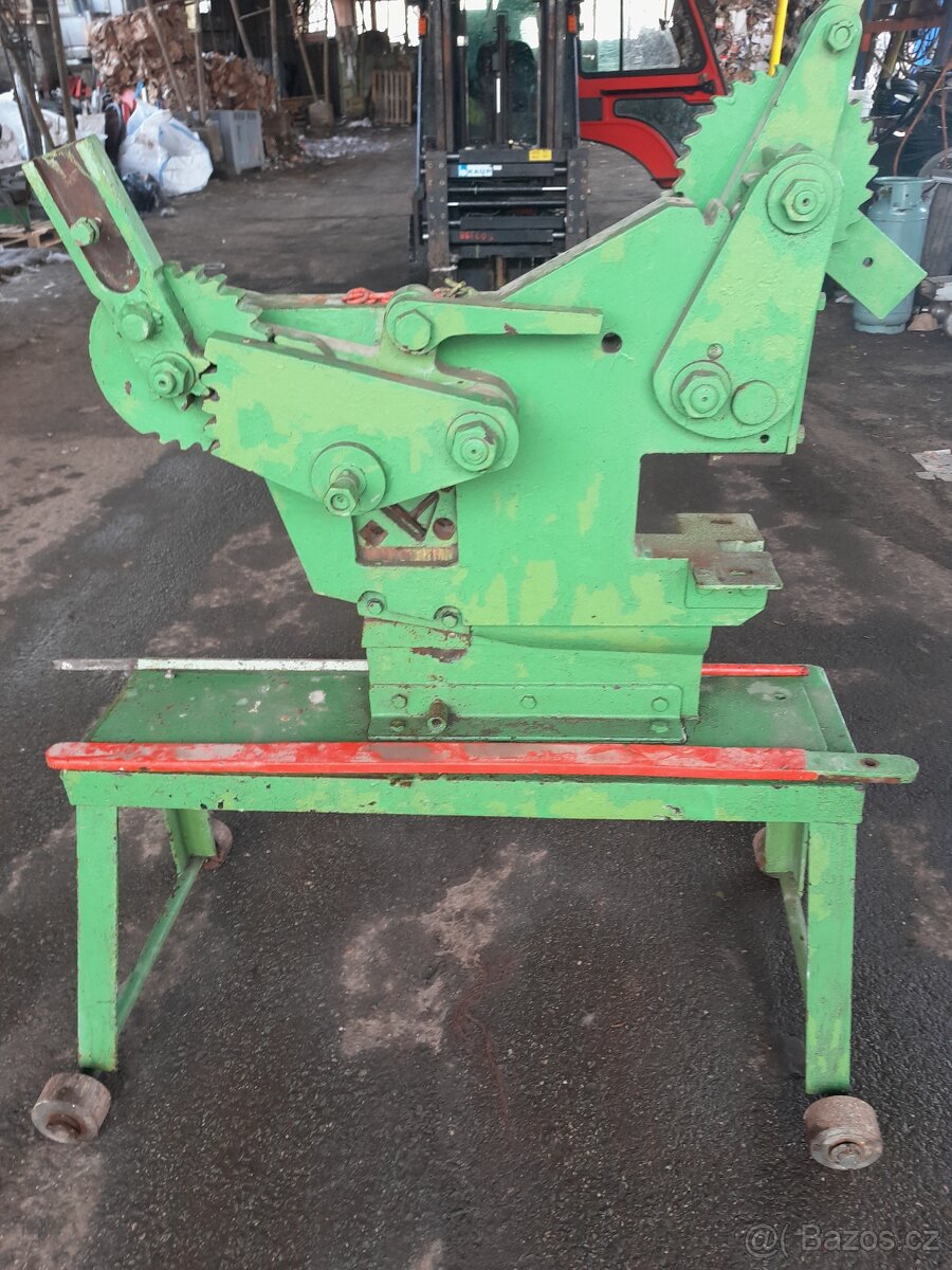 Pákové nůžky s lisem - 2