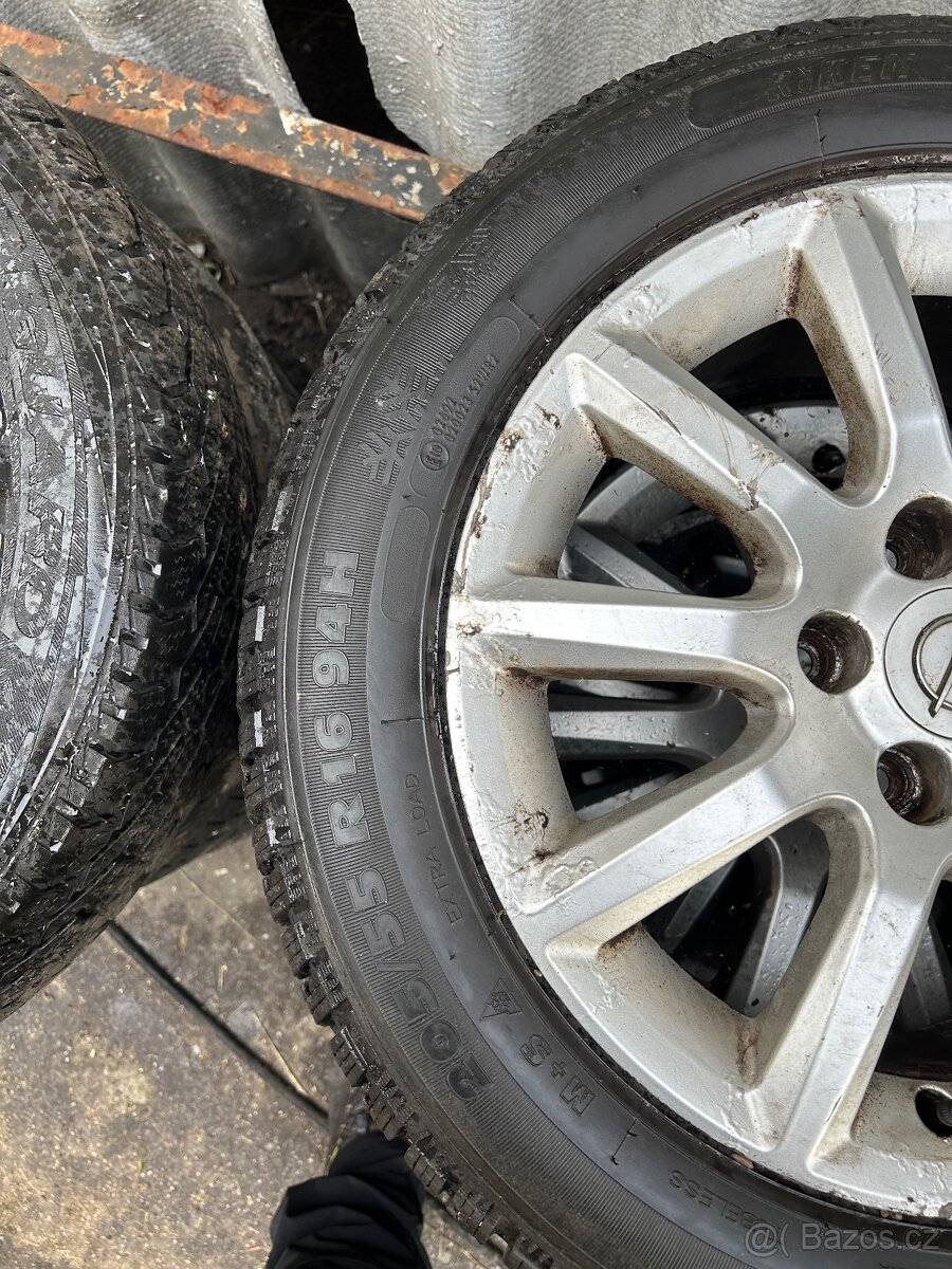 Zimní pneu s alu disky 205/55/16. - 2