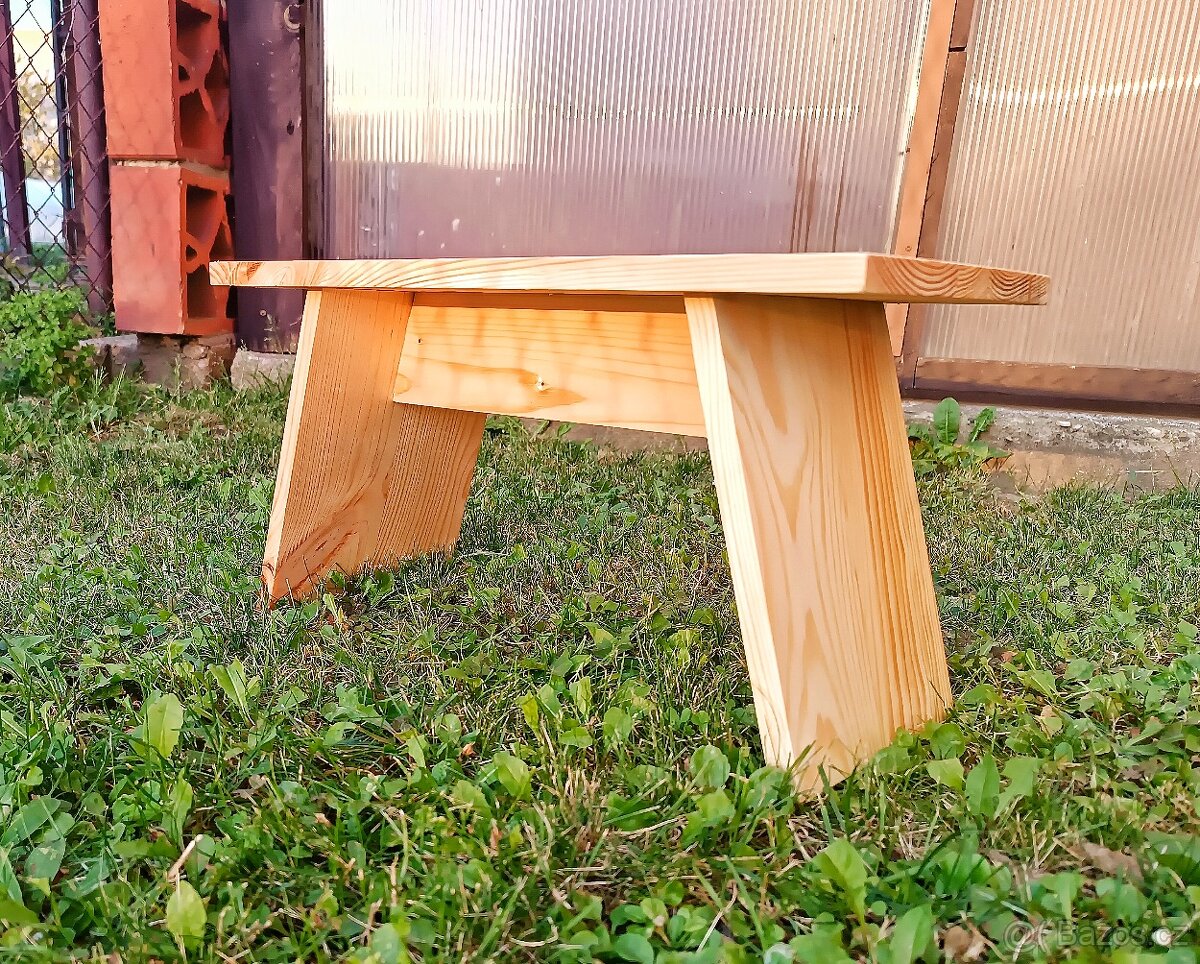 Minimalistická dřevěná stolička - 2