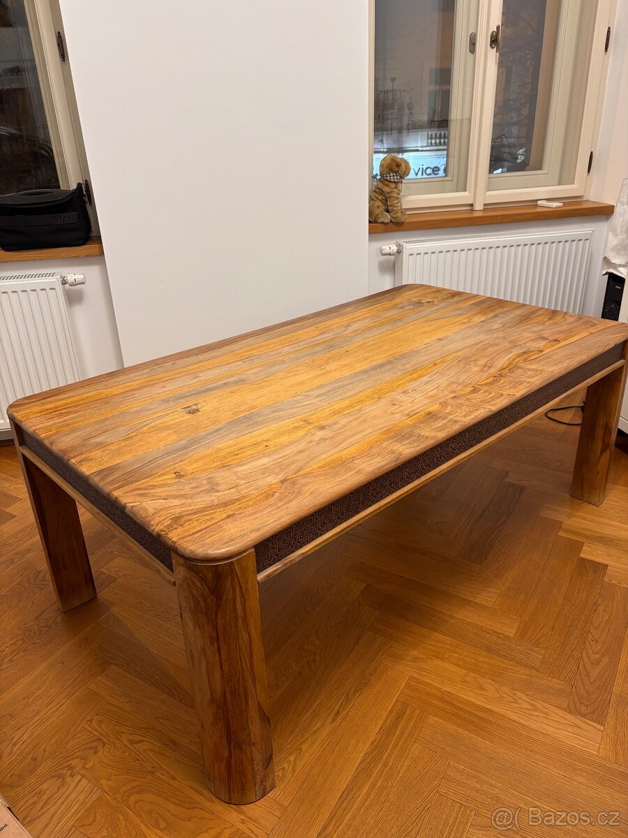 Dřevěný stůl s ozdobným lemováním - 2