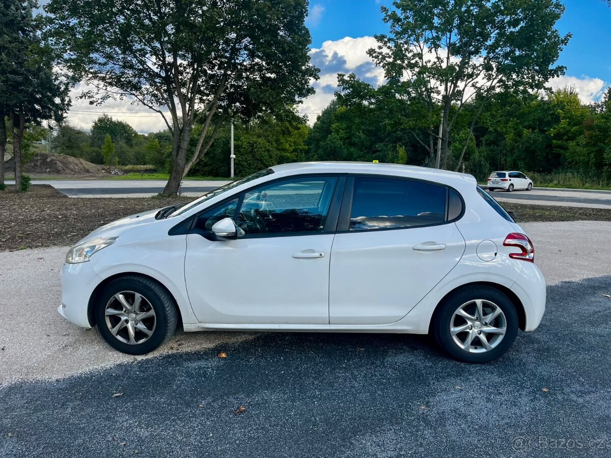 Peugeot 208 benzín - 2