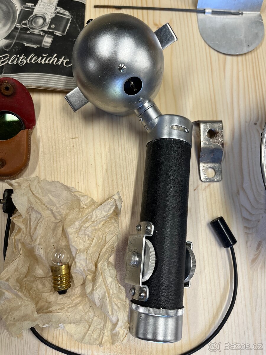 Starý blesk k fotoaparatu Ihagee-Exakta Vacublitz 1950 - 2