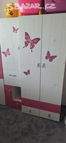 Šatní skříň do dětského pokoje prostorná - 2