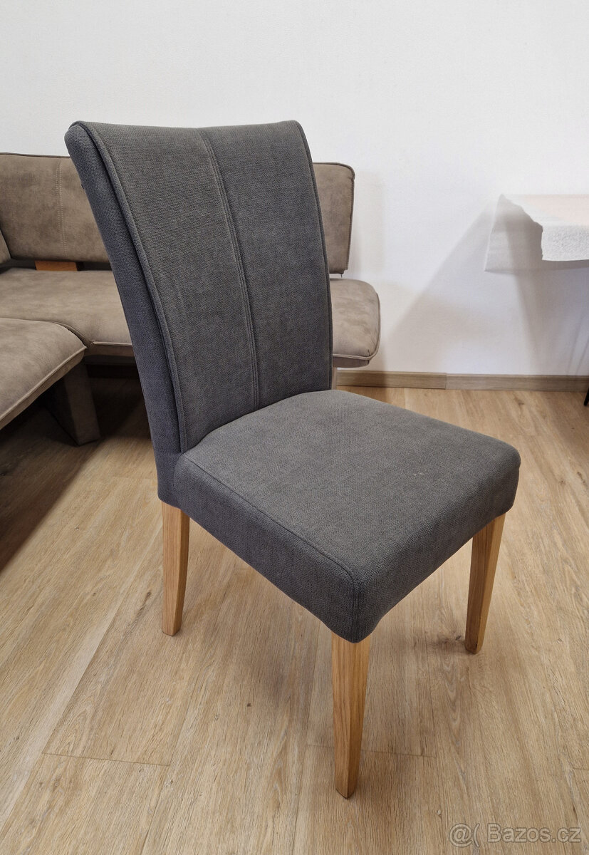 Nová židle šedé polstrování + nohy masiv dub, madlo - 2
