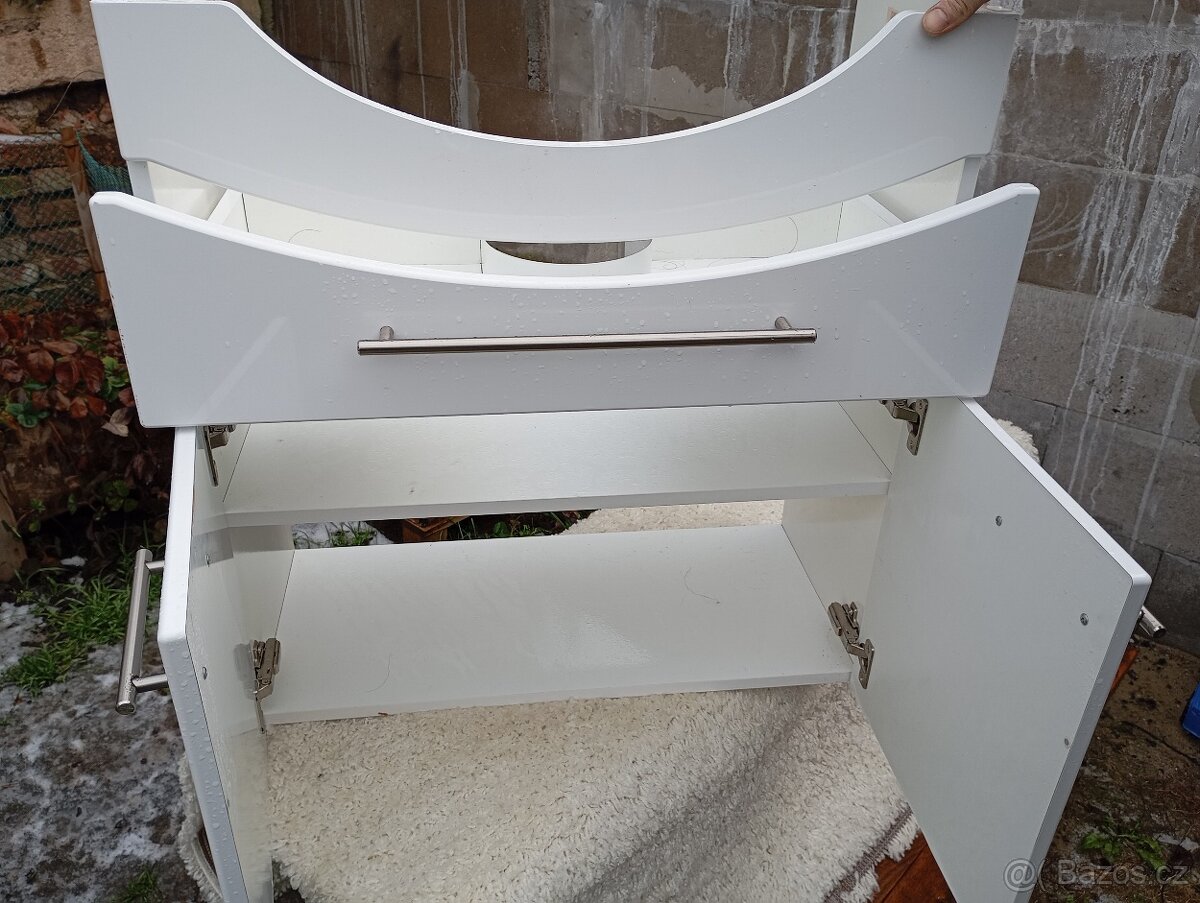 Koupelnová skříňka - 2