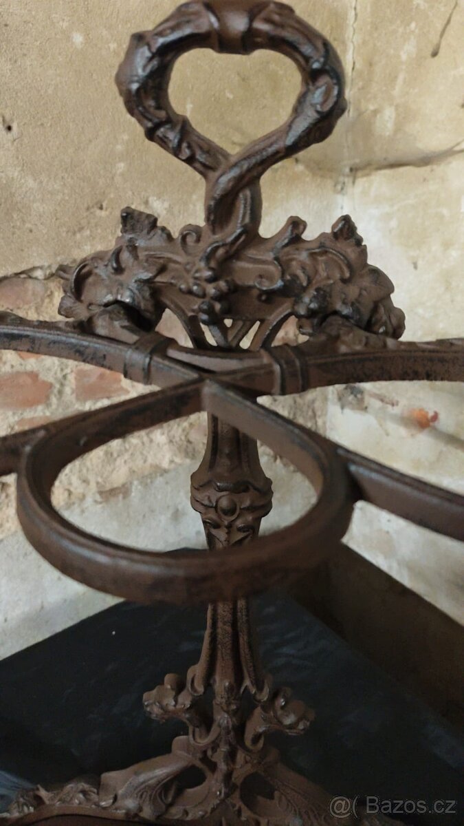 Starý, Ozdobný Litinový Stojan na Deštníky a Hůlky 🏰 - 2