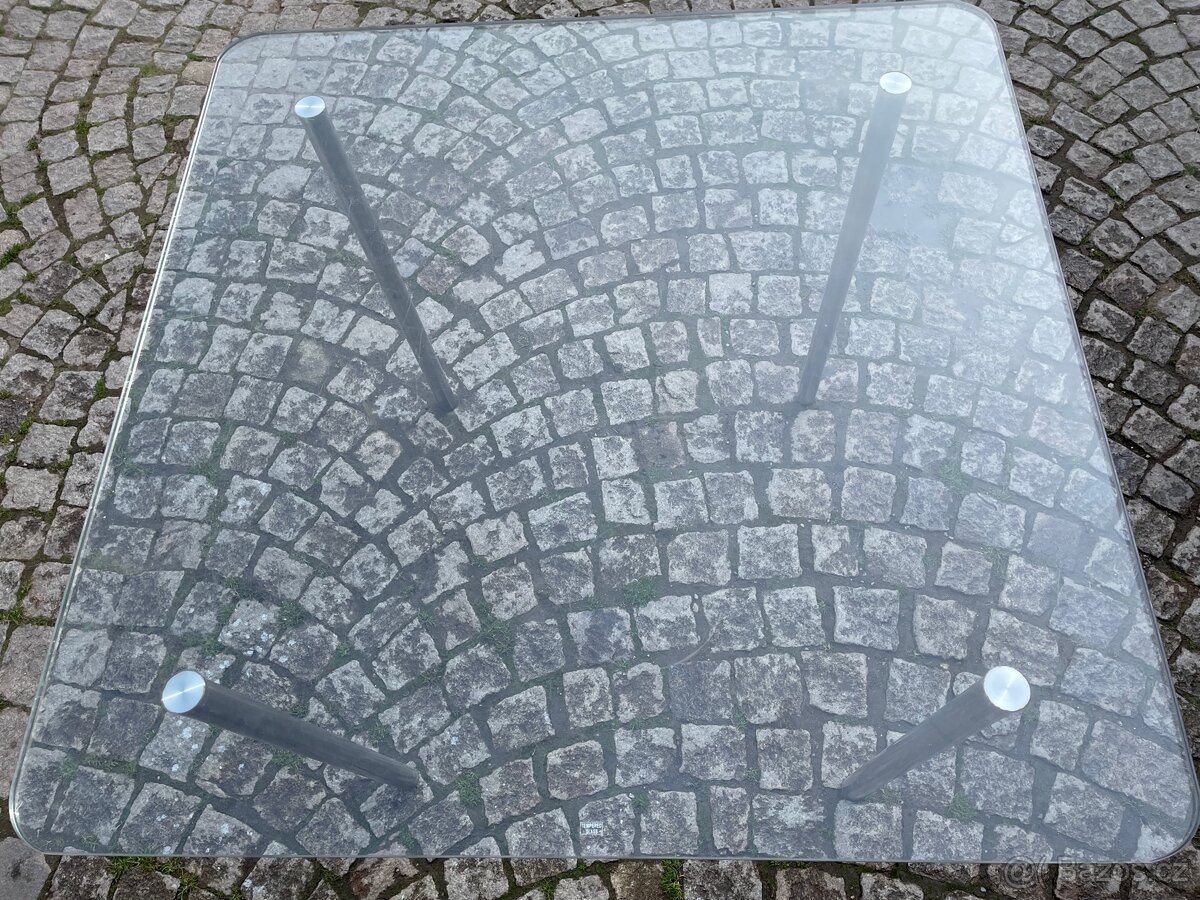 Skleněný stůl s nerezovými nohami - 2