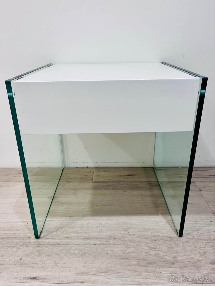 Designový skleněný stolek Hanák – bílý lak & čiré sklo Nový - 2