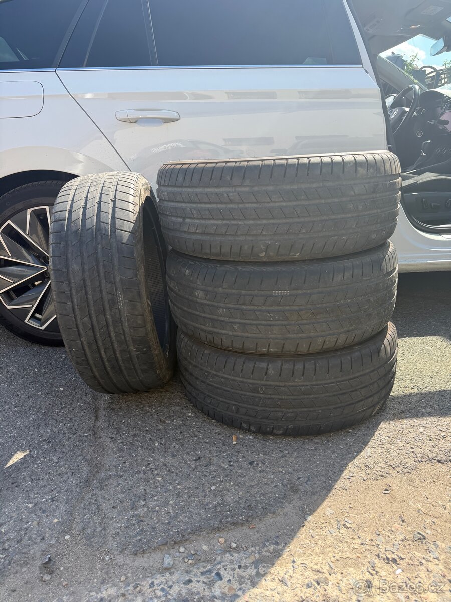 Prodám 235/45/18 letni pneu - 2