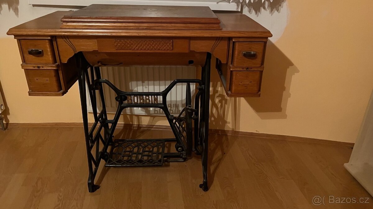 prodám starý šicí stroj BOBBIN - 2
