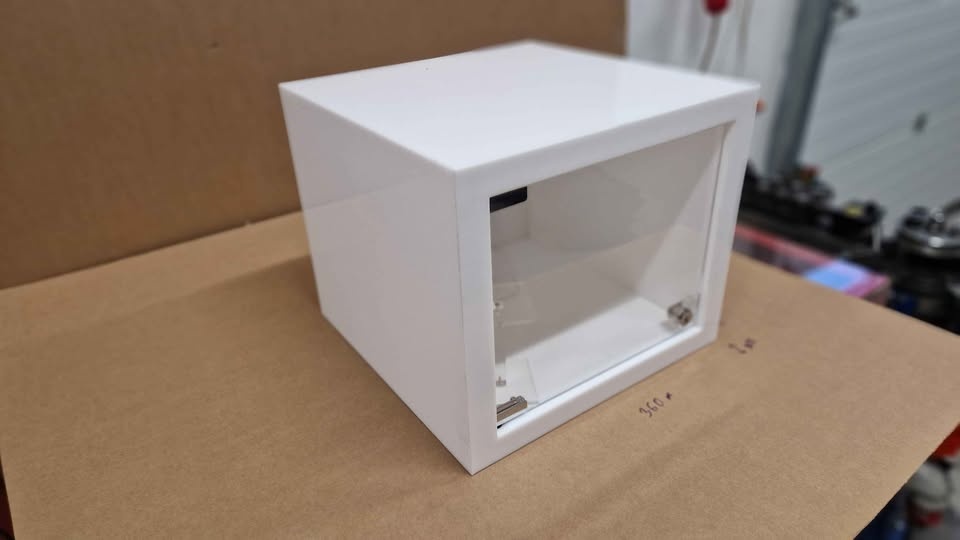 Plastová bílá skříňka - 2