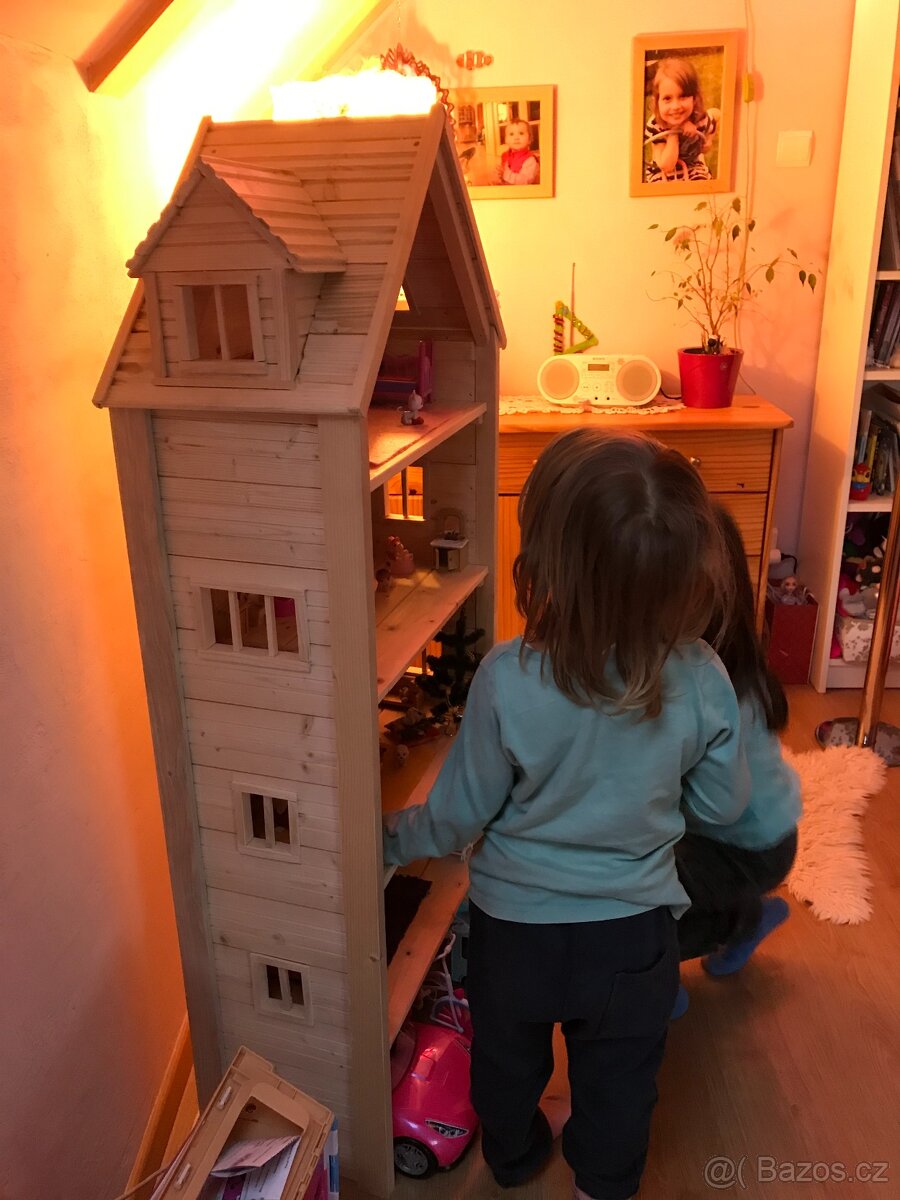 Dřevěný domeček s vikýřem pro panenky - 2