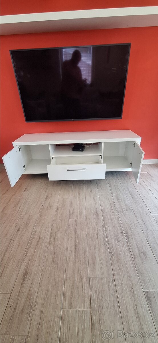 Tv stolek bílý s poličkama - 2