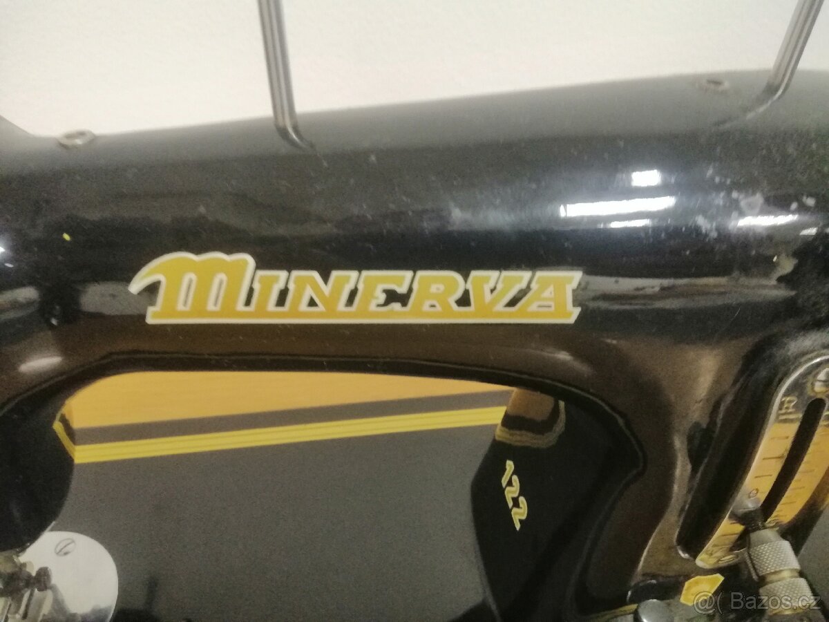 Funkční starý šicí stroj - 2