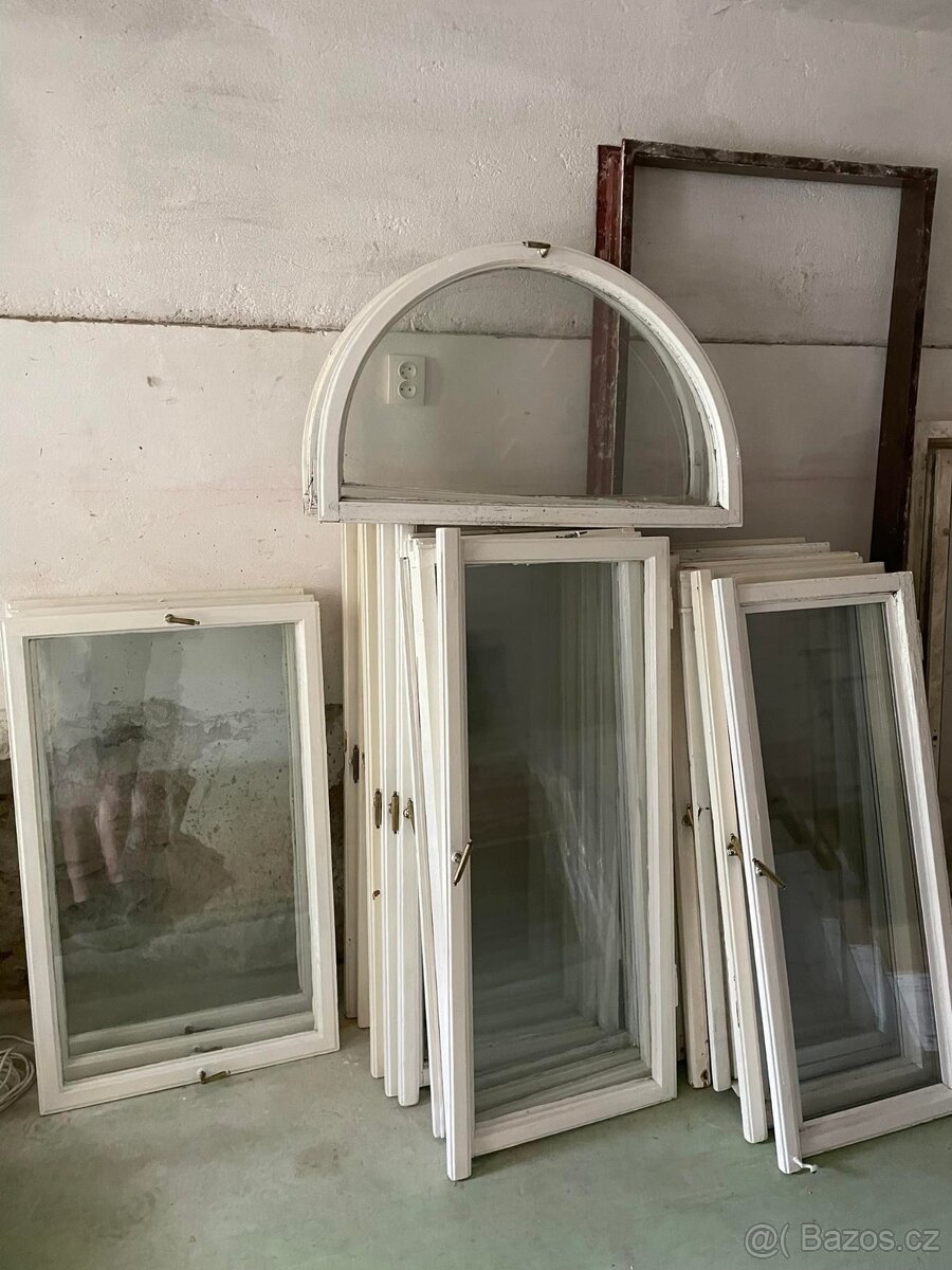 Starožitná okna z roku 1898 je jich..26x kus. - 2
