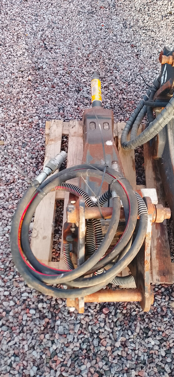 bourací kladivo na bagry Jcb 2cx - 2