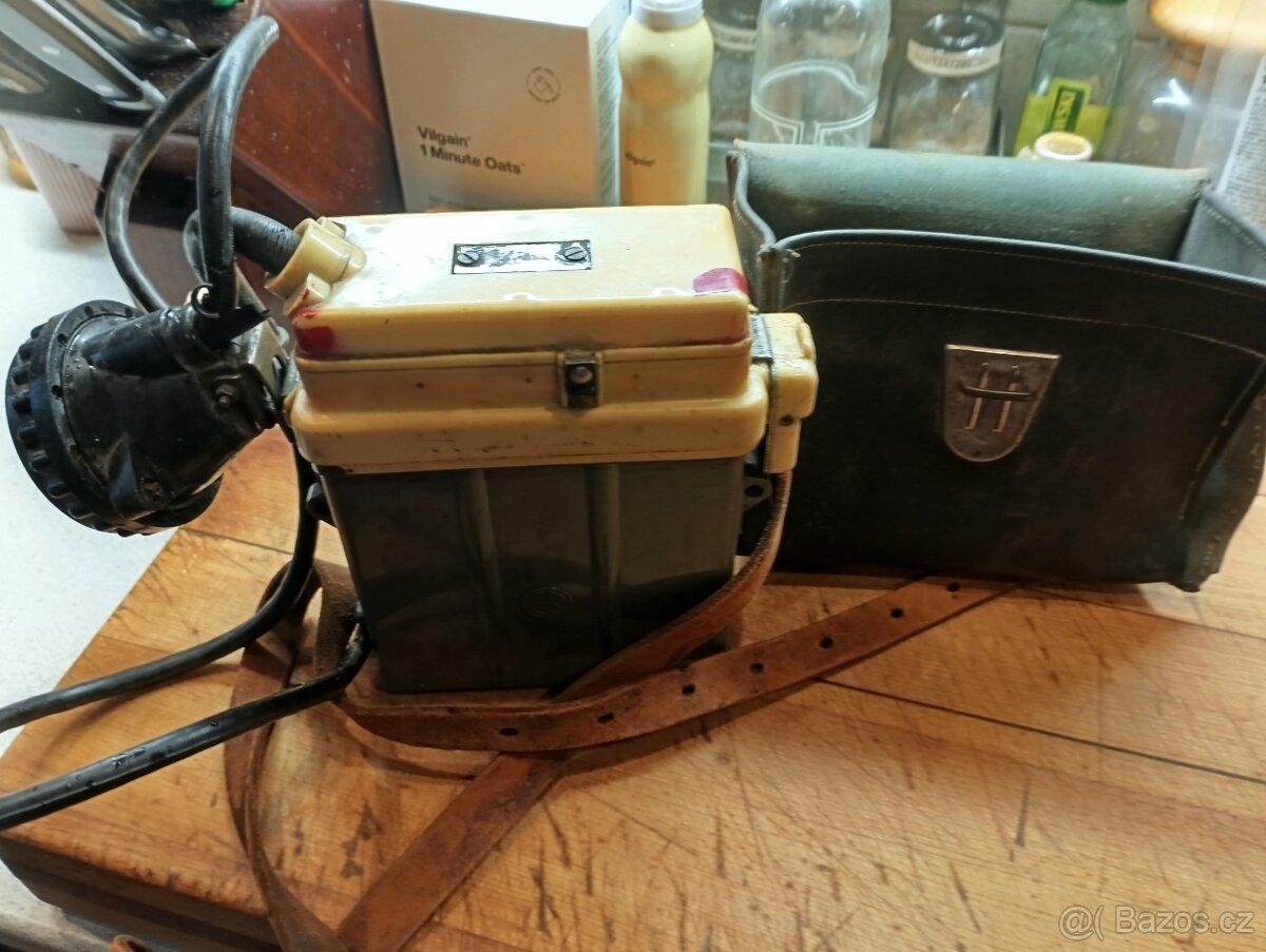 Stará akumulátorová důlní lampa. - 2