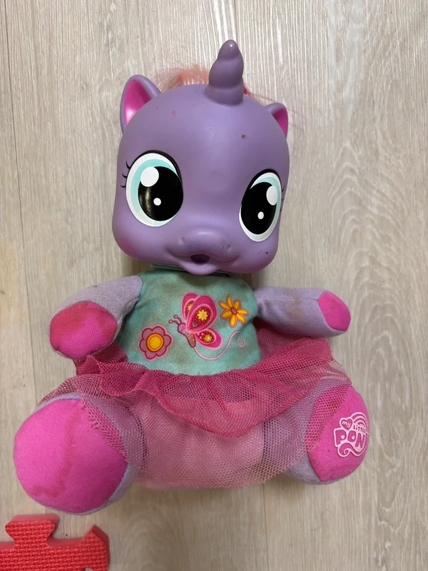 Interaktivní poník Lily od značky Hasbro - 2