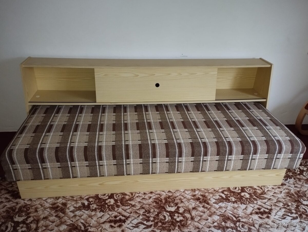 Šatní skříň, postele a peřiňák - 2