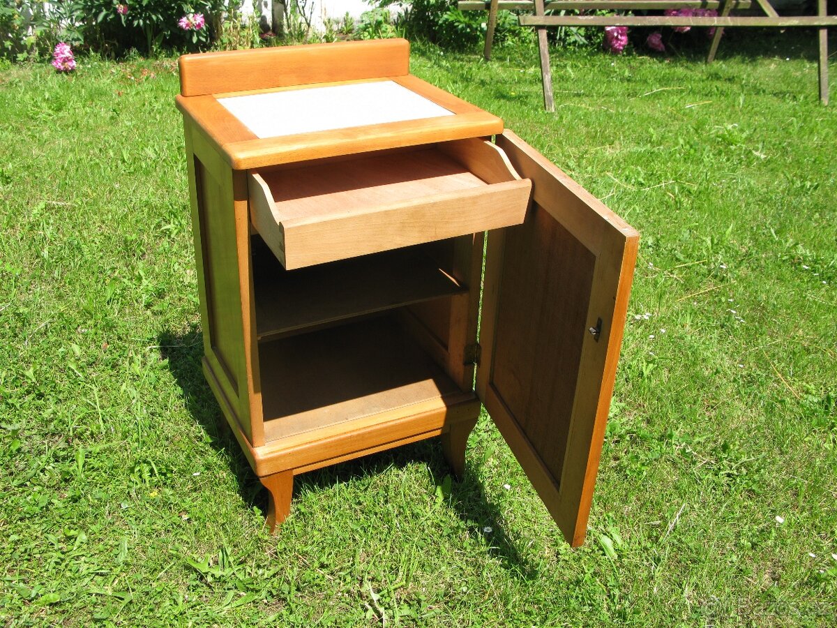 starožitný noční stolek - 2