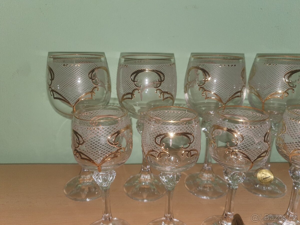 Sada na víno a vodku mřížkovaný a růžový fond Julie - 2