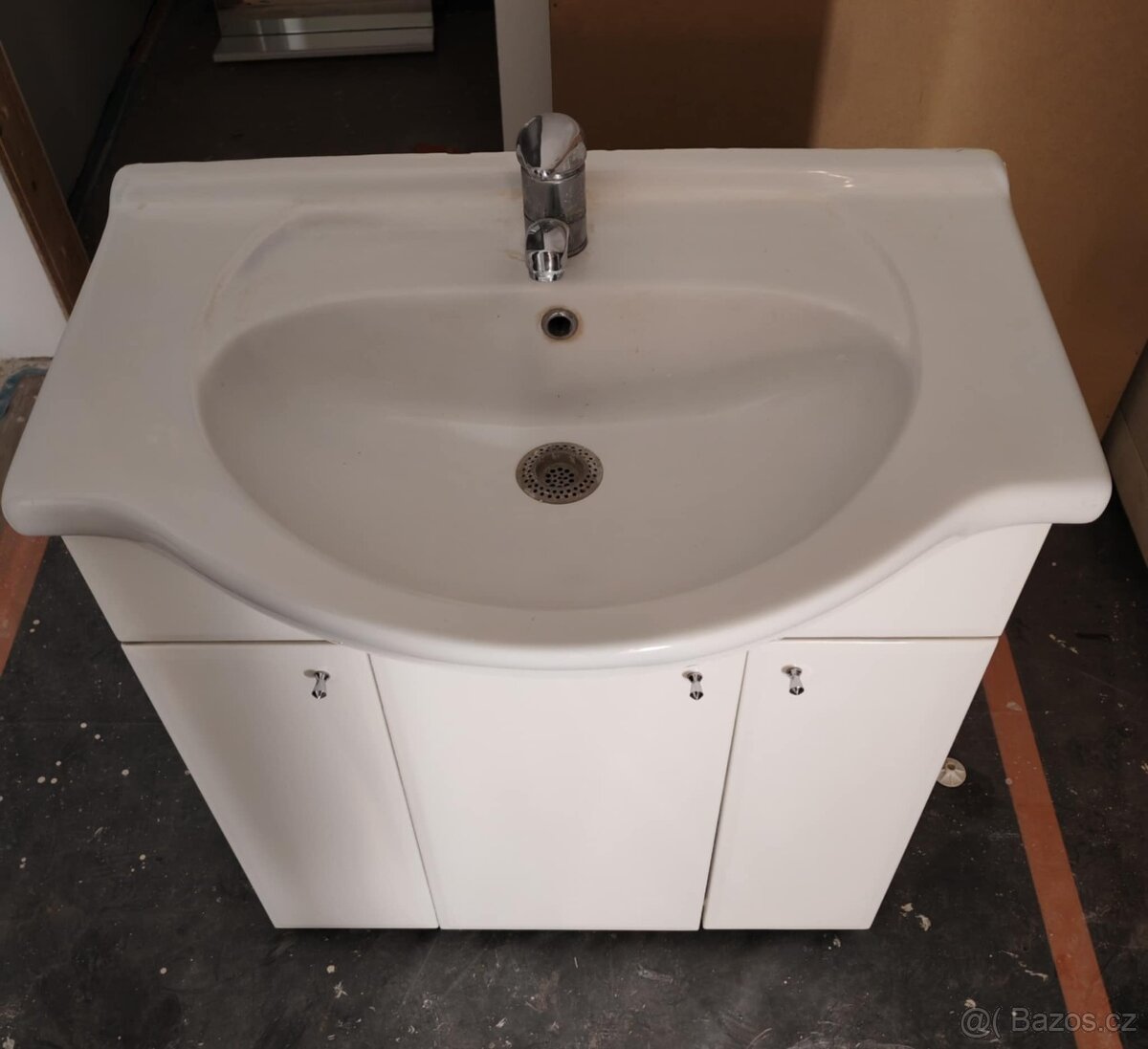 Umyvadlová skříňka s umyvadlem a zrkadlem - 2