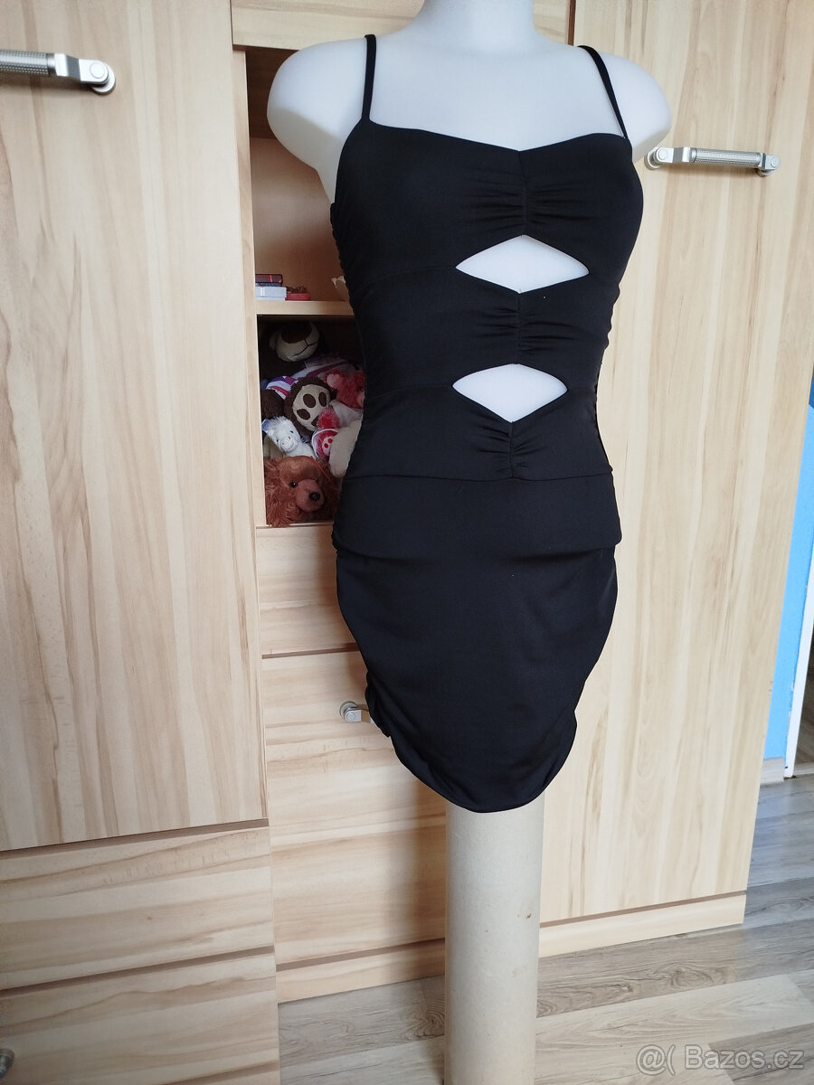 černé šaty s otvory - 2