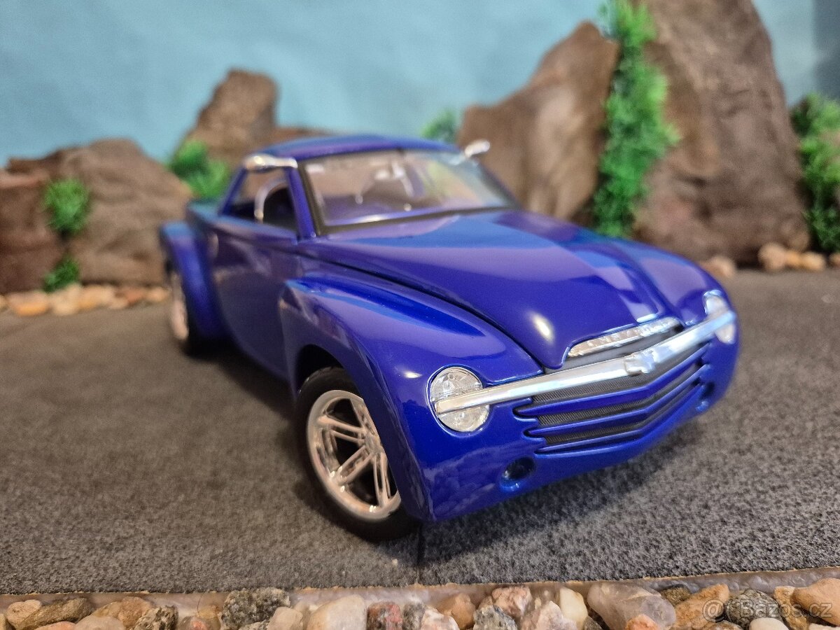 Prodám model 1:18 chevrolet SSR - 2