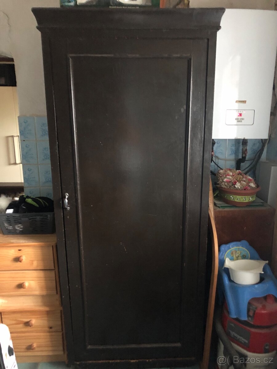 Dřevěná skříň - 2