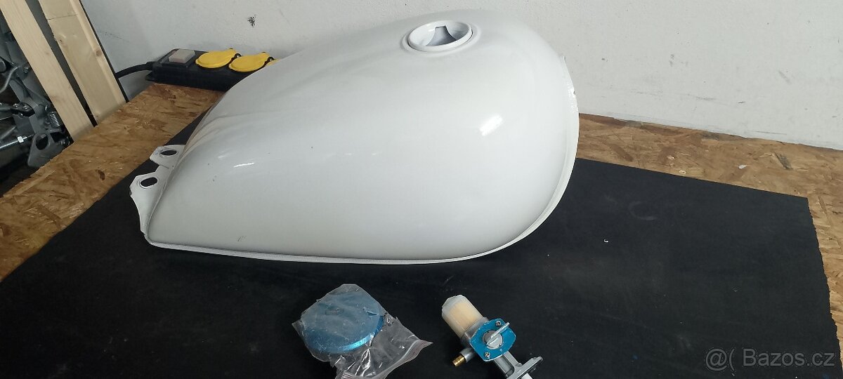 Nádrž Suzuki GN 125, café racer - 2