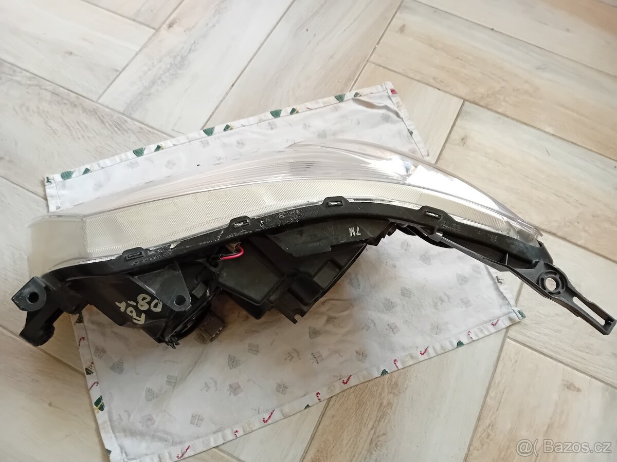 Pravé přední světlo Subaru Forester SH - 2