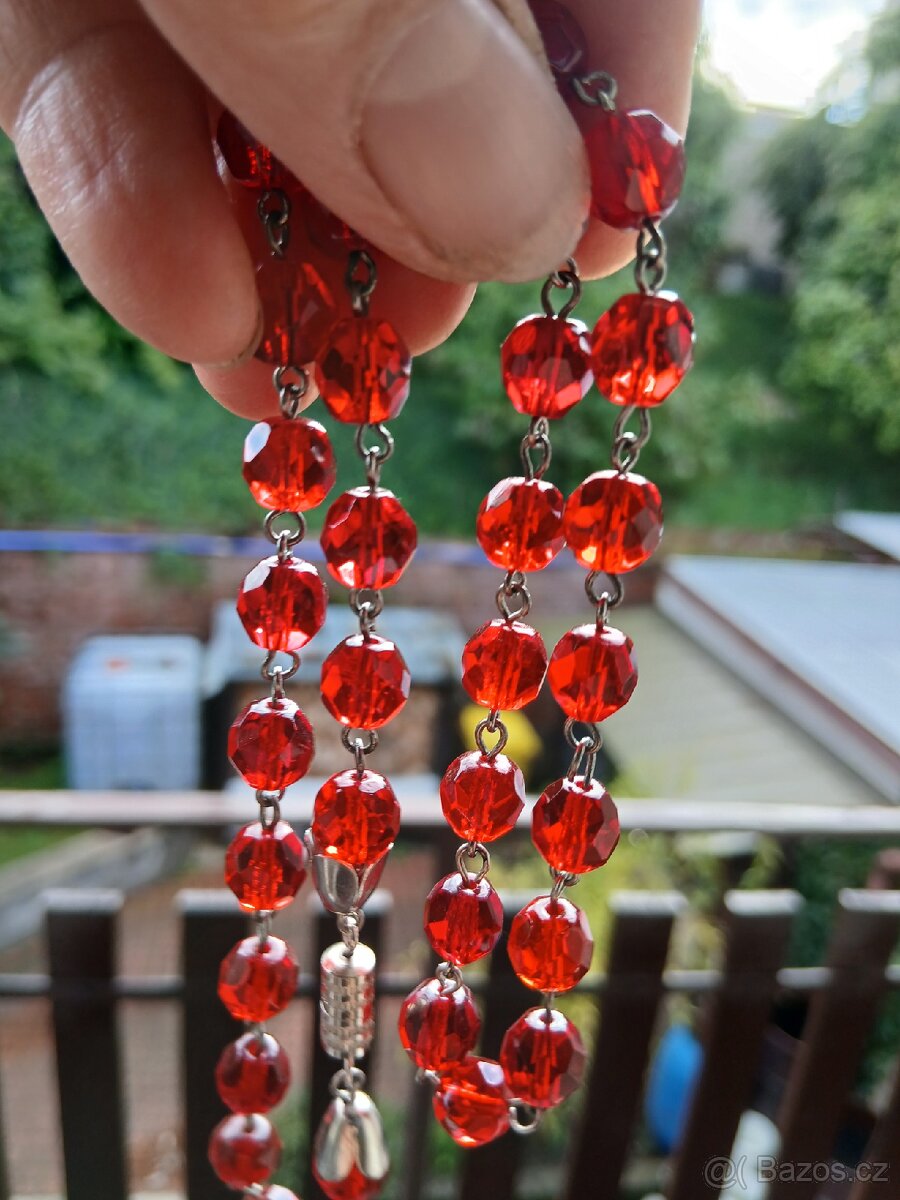 Starodávný náhrdelník bižuterie. - 2