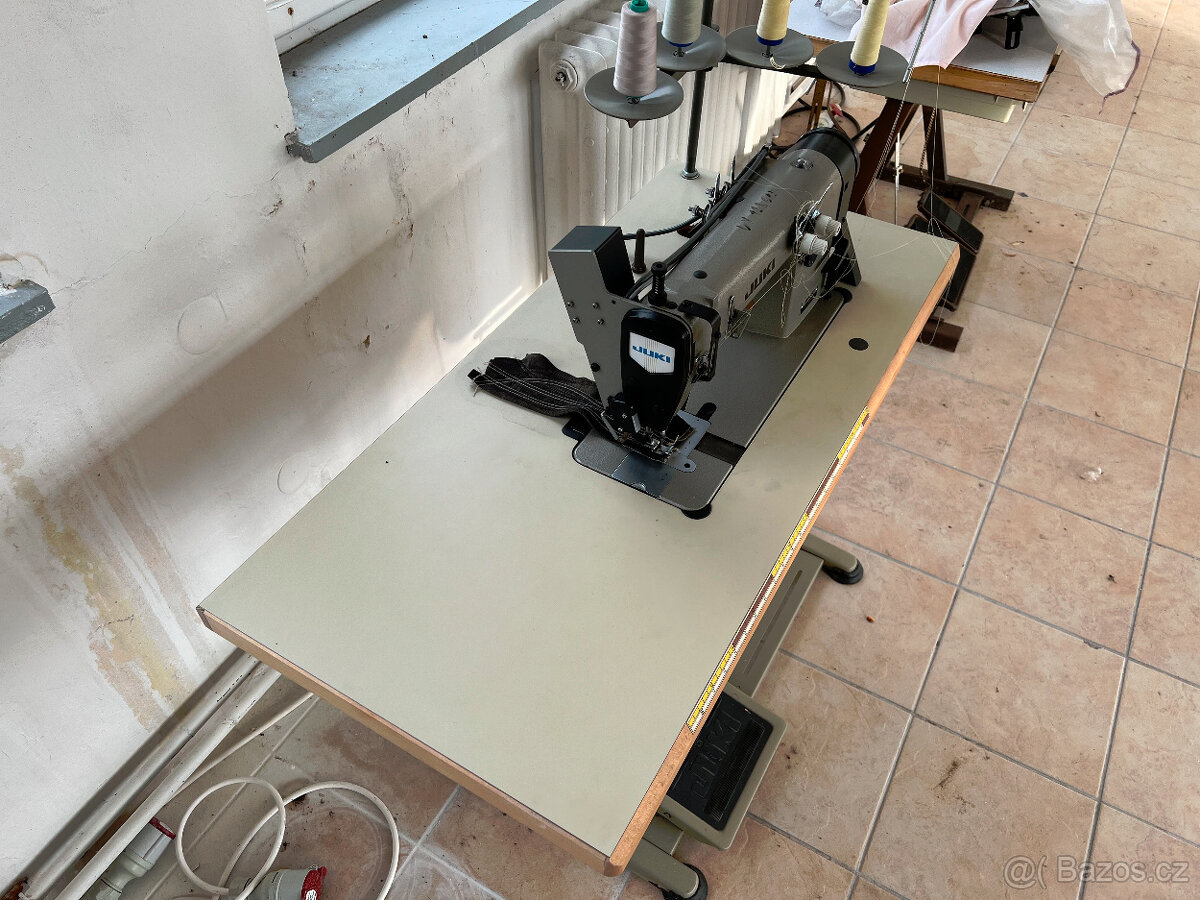 Průmyslový šicí stroj - JUKI - 2