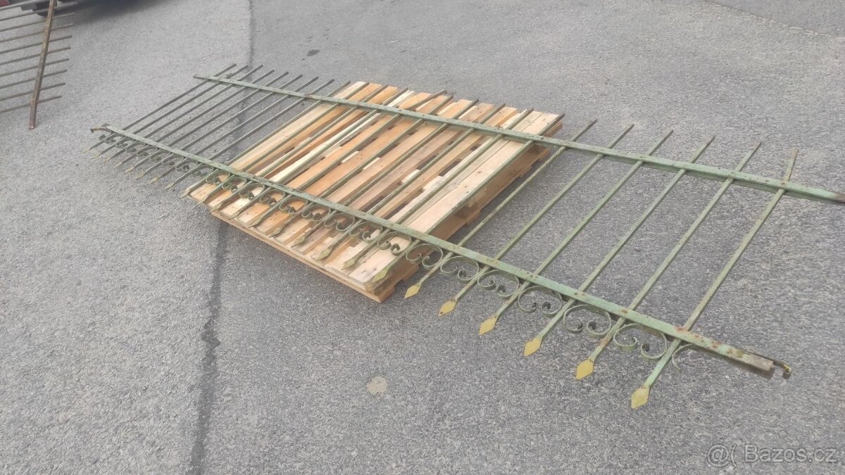 Starý železný plot, plotové dílce, 7,9 bm - 2