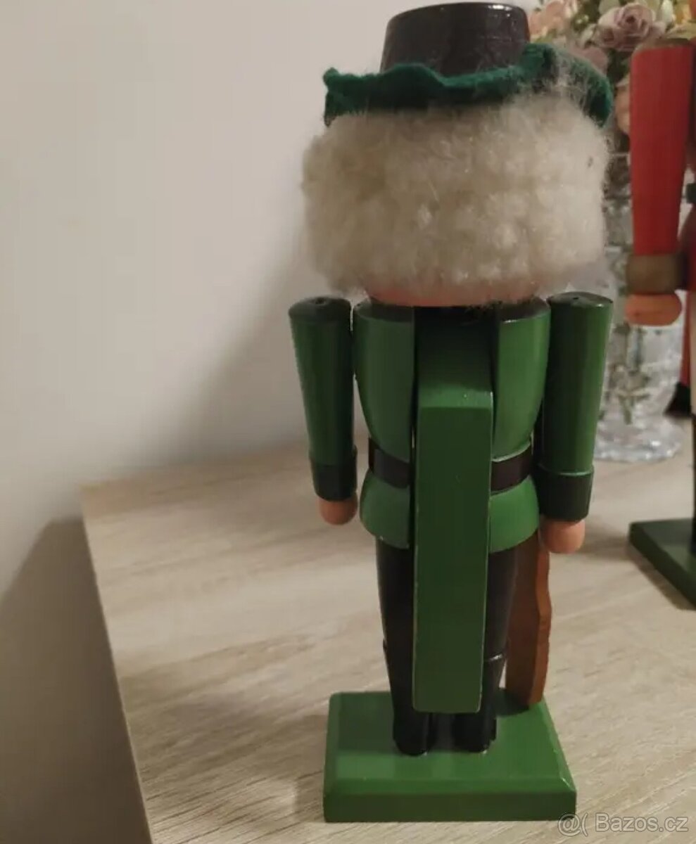 Louskáček dřevěný starý. - 2