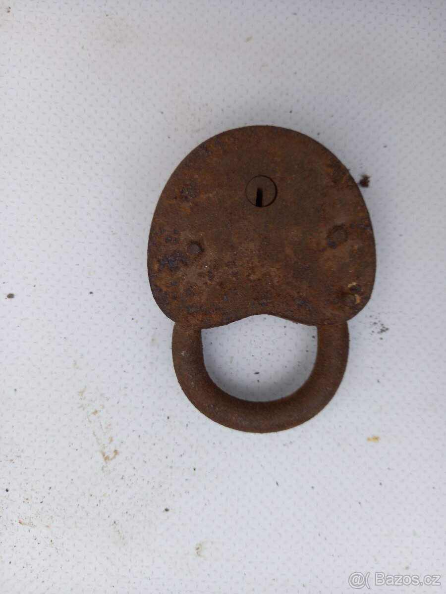 starý visací zámek - 2