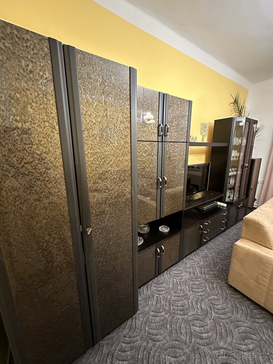 🛋️ Nabízím k prodeji: Starší černo-hnědá obývací stěna - 2
