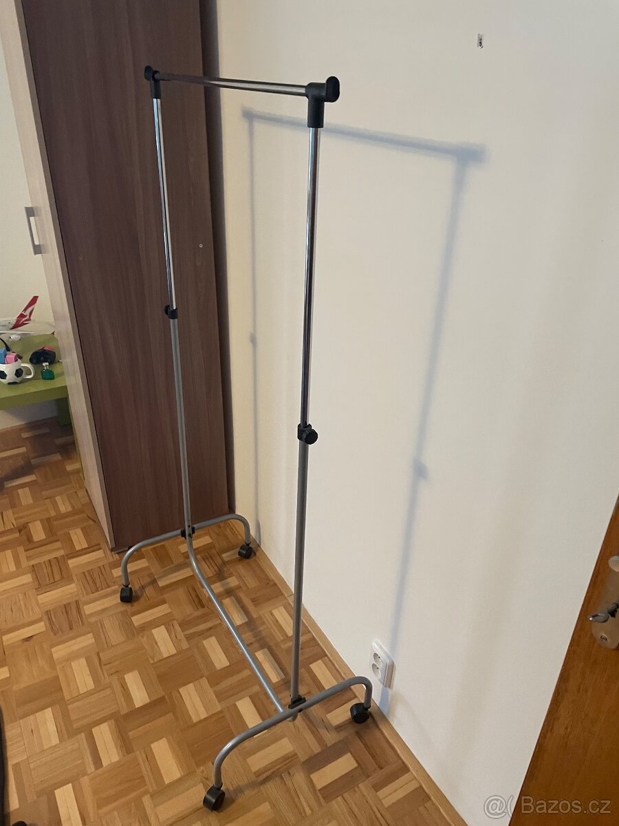 Věšák na kolečkách - 2